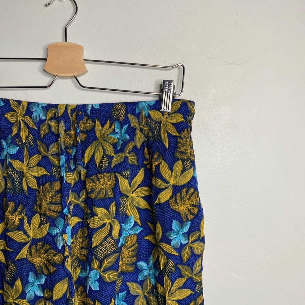 Y2K Vintage floral blue and gold shorts size small by Sag Harbor 100% rayon